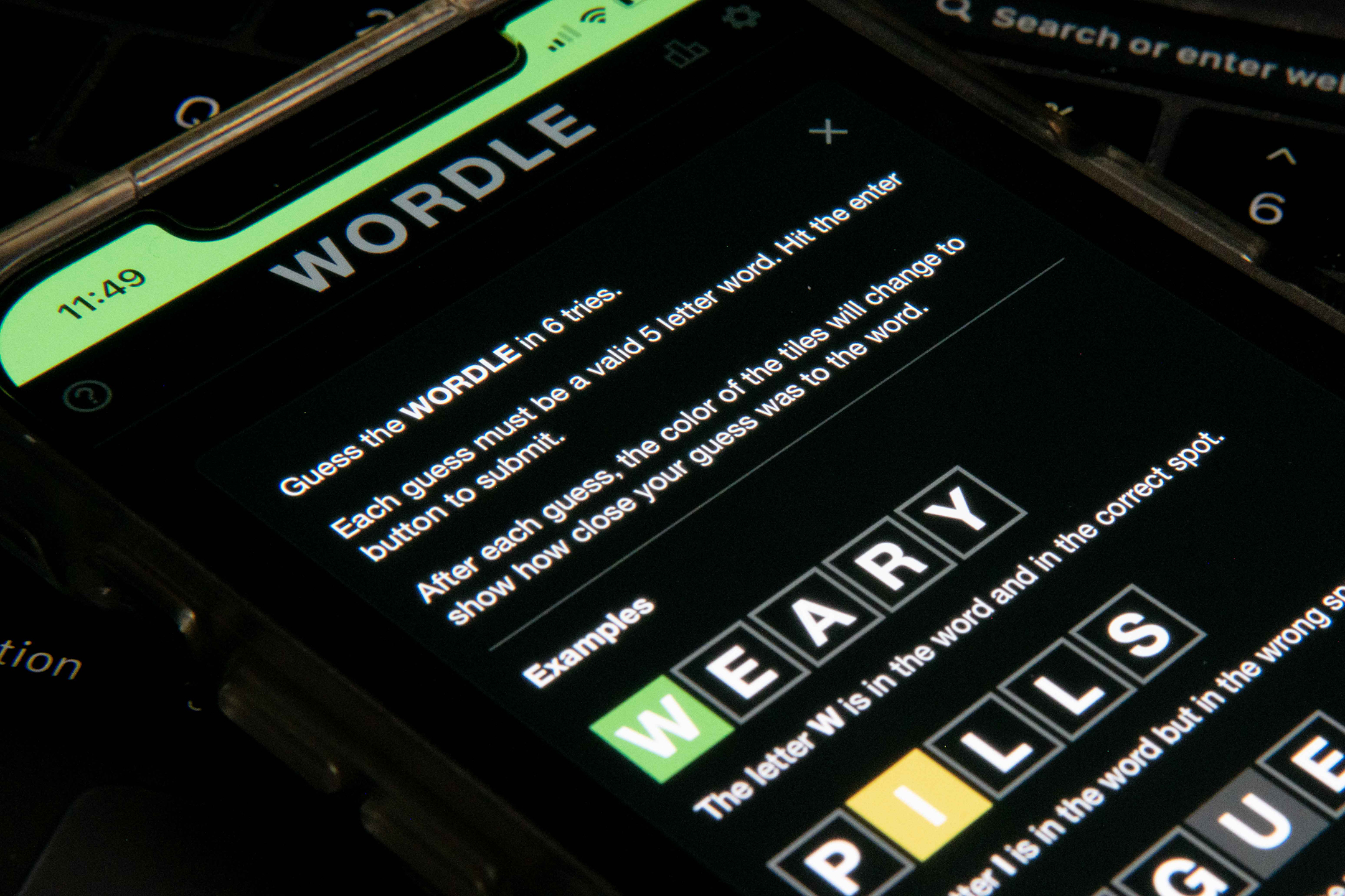 Smartphone with the game Wordle on the screen