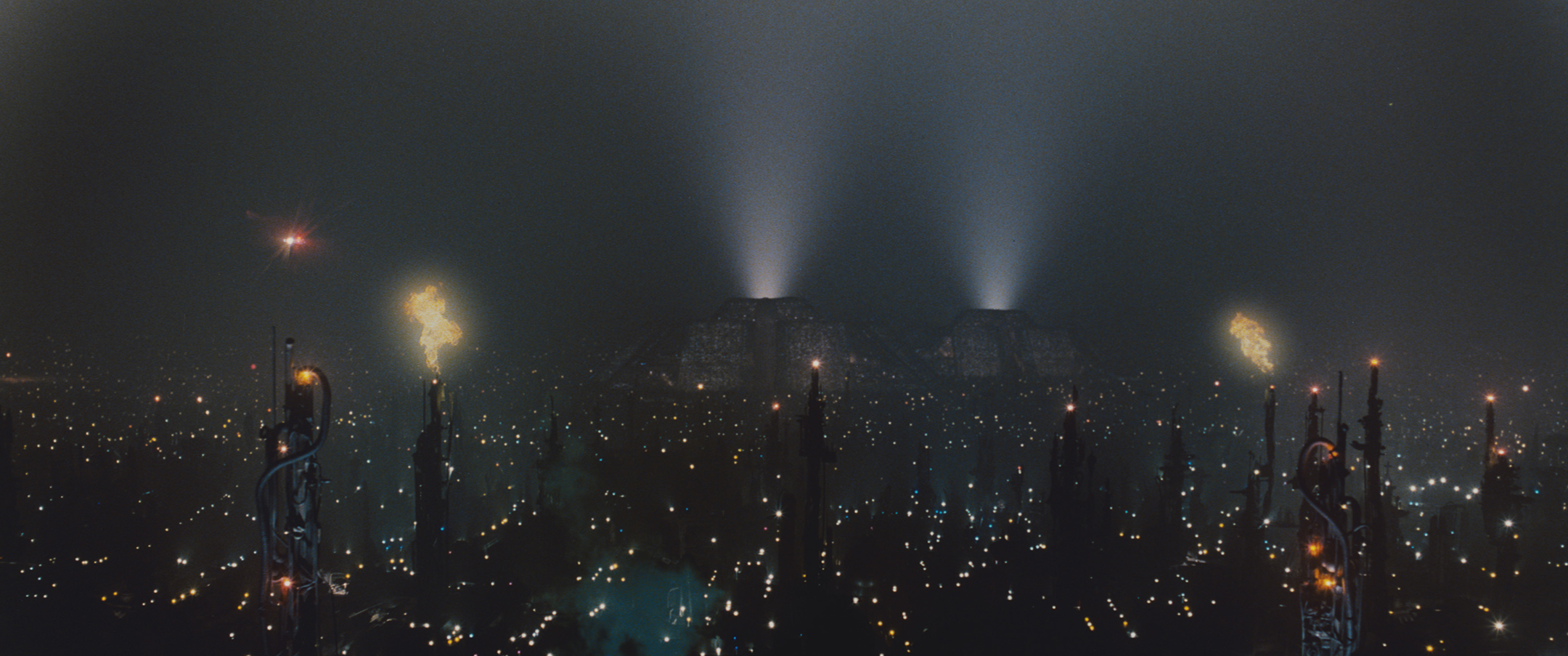 Scene from the film Blade Runner of a polluted Los Angeles of the future seen from the air